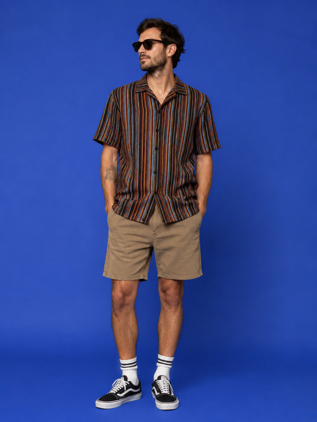 Chemise à rayures multicolores et short kaki
