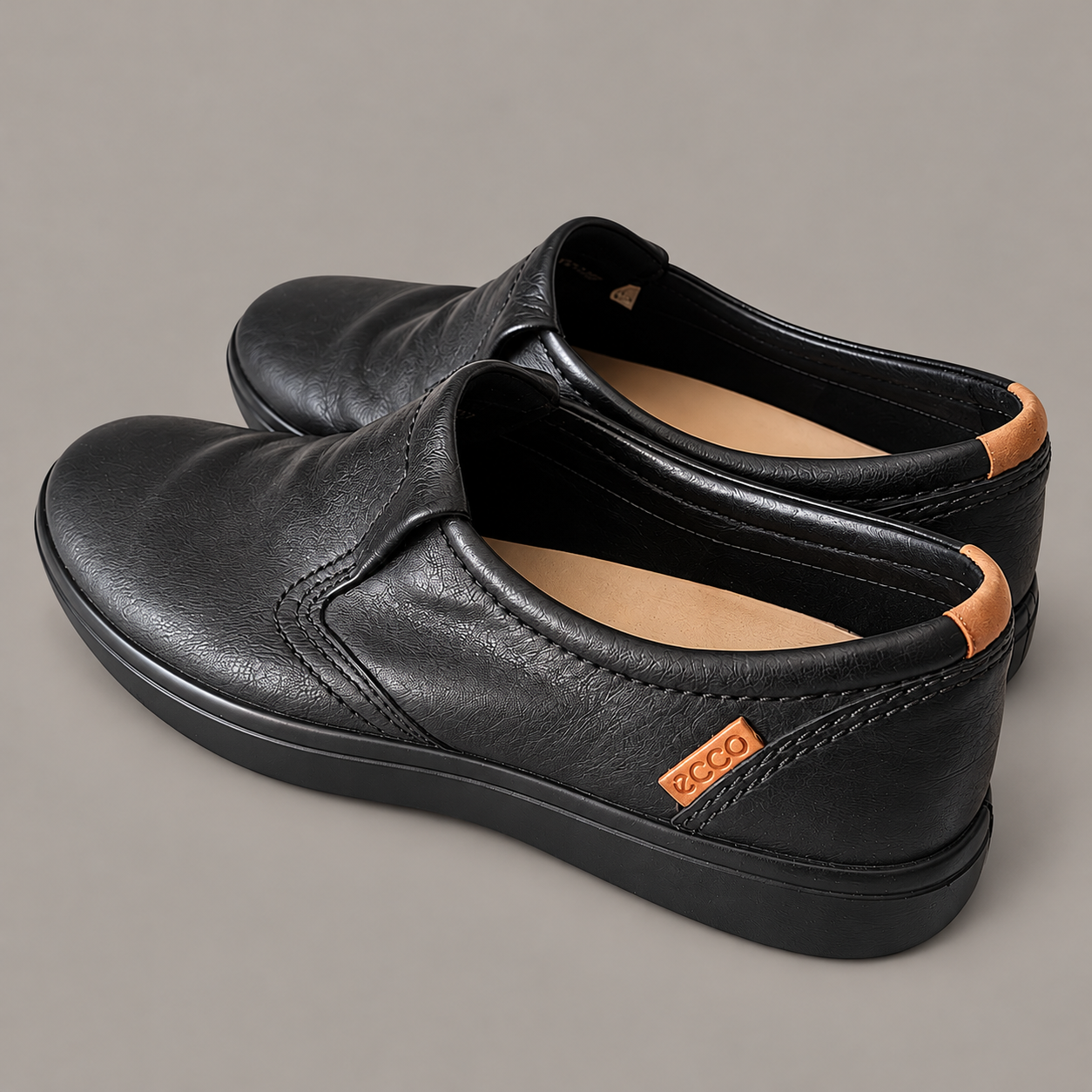 Chaussures ECCO noires sur fond taupe